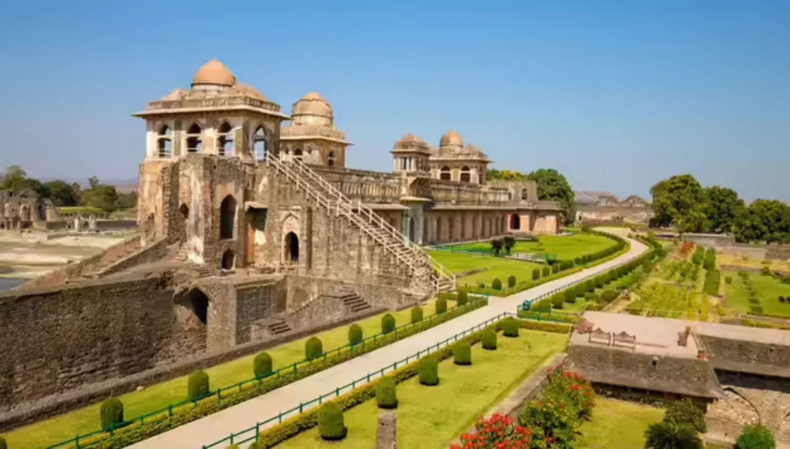 Indore to Mandu Taxi Service